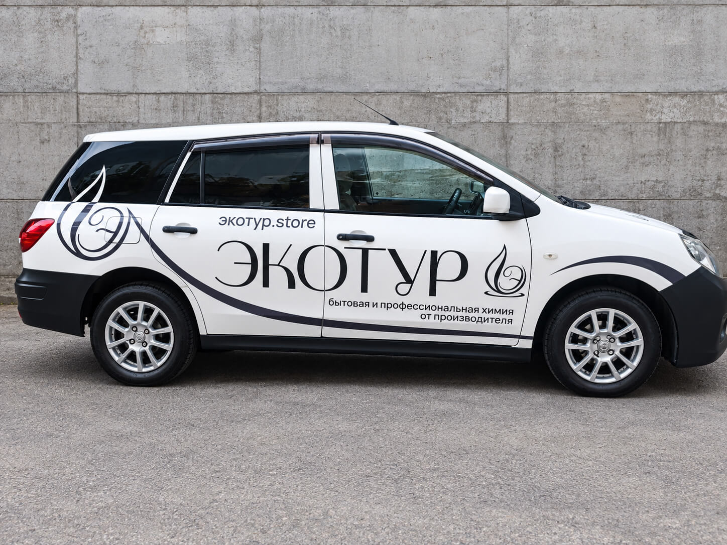 Боковой вид брендированного автомобиля ЭКОТУР